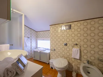 Das Badezimmer mit Dusche, WC und Bidet