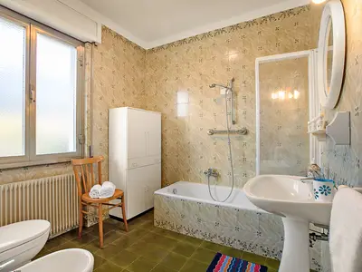 Badezimmer mit Badewanne