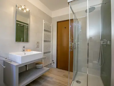 Badezimmer mit Dusche