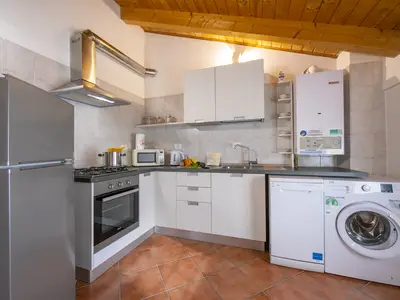 Die gut ausgestattete Küche mit Geschirrspüler und Waschmaschine