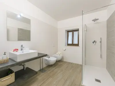 Das große und komfortable Badezimmer