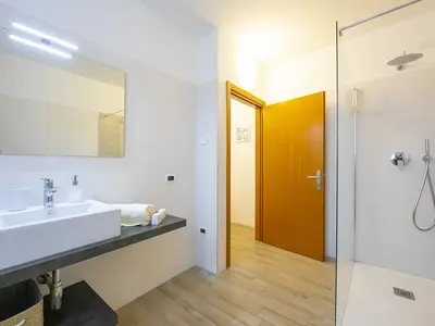 Das Badezimmer mit Dusche, WC und Bidet