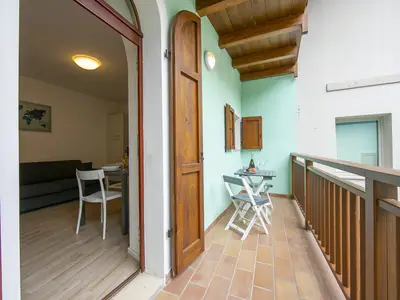 Der Balkon ist groß und einladend.