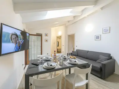 Der Wohnbereich mit großem Flachbildfernseher