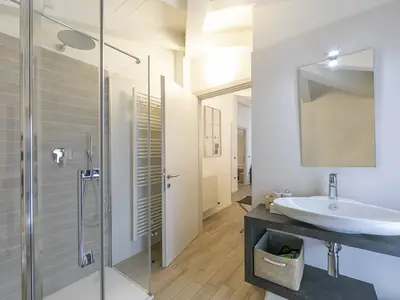 Das Badezimmer mit großer Dusche