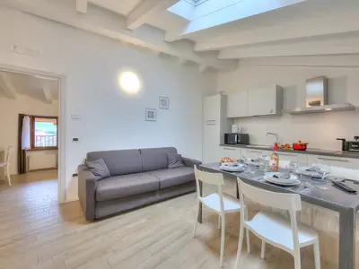 Wohnbereich mit Küche und Schlafcouch ausgestattet