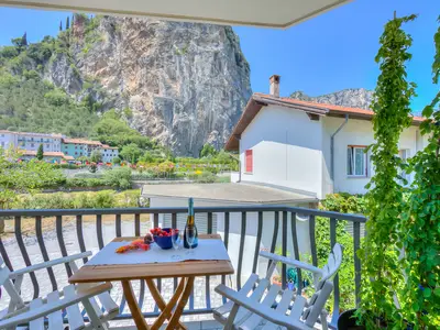 Der Balkon mit Blick auf den Fluss Sarca und die Berge