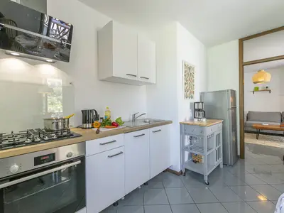 Die gut ausgestattete Küche mit Geschirrspüler, Herd und Backofen