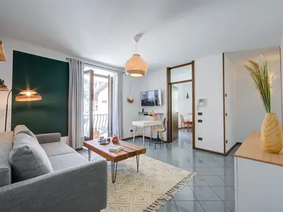 Das gemütliche Wohnzimmer mit Ausgang zum Balkon