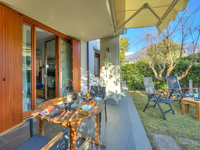 Der Garten mit dem Esstisch