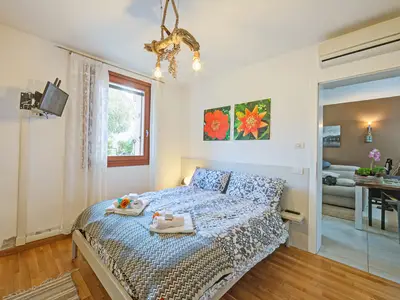 Das geräumige Schlafzimmer mit Fernseher