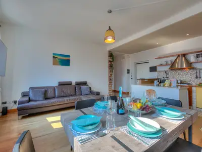 Das große Wohnzimmer mit TV, WI-FI und Sofa