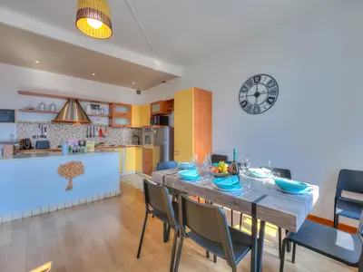 Der Esstisch für sechs Personen