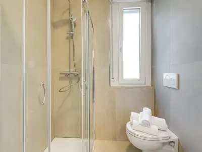 Badezimmer mit Dusche