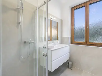 Badezimmer mit Dusche