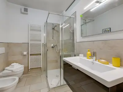 Badezimmer mit Dusche