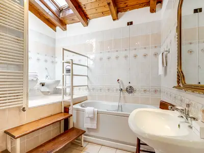 Badezimmer mit Badewanne