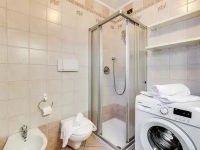 Badezimmer mit Dusche