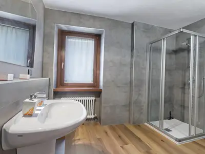 Badezimmer mit Dusche