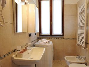 24039071-Appartement-2-Argegno-300x225-5