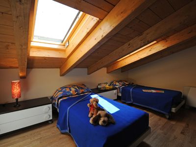 Schlafzimmer mit zwei Einzelbetten - Durchgangszimmer