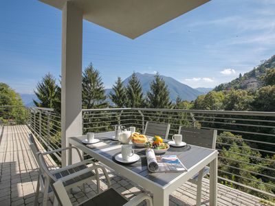 Geräumige Terrasse mit Seeblick