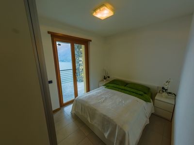 Schlafzimmer mit Doppelbett und Seeblick