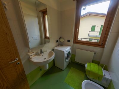 Badezimmer neben Schlafzimmer 1, mit Dusche und Waschmaschine/Trockner