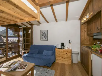 Wohnzimmer und Küche mit Geschirrspüler