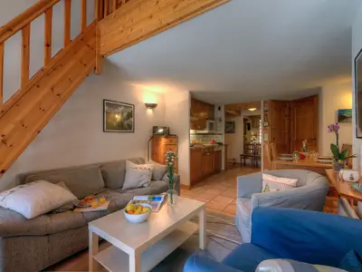 Wohnzimmer mit Treppe zum Zwischengeschoss