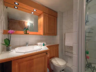 Badezimmer mit Dusche