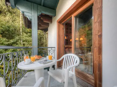 Balkon mit Esstisch