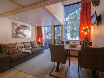 Großes Wohnzimmer mit Flachbildfernseher