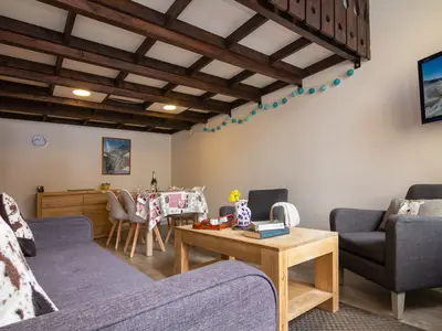 Wohnzimmer mit Mezzanin darüber