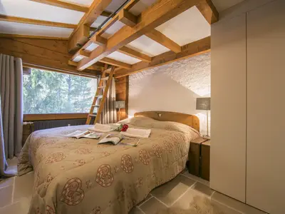 Hauptschlafzimmer mit Doppelbett und Mezzanin