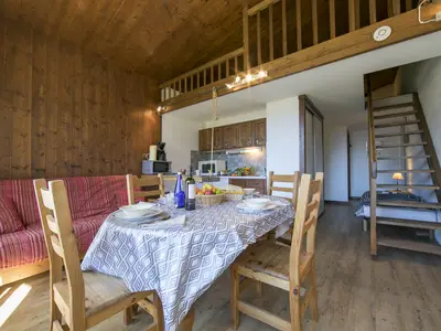 Wohnzimmer mit Zugang zu einem privaten Balkon