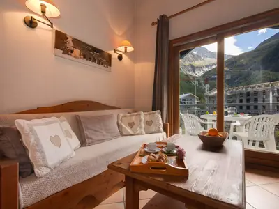 Gemütliches Wohnzimmer mit Zugang zum Balkon