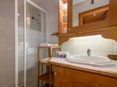 Badezimmer mit Dusche