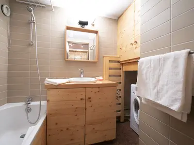 Badezimmer mit Badewanne und Kopfbrause