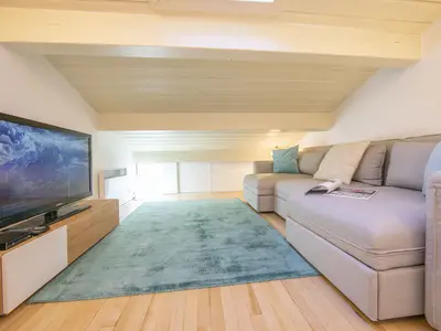 Sitzbereich mit Sofa und Fernseher