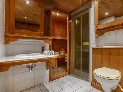 Toilette und Waschbecken