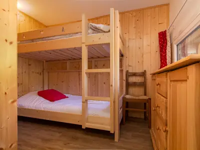 Gemütliches Schlafzimmer in Holz dekoriert