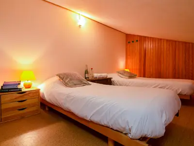 Zweites Schlafzimmer mit zwei Einzelbetten