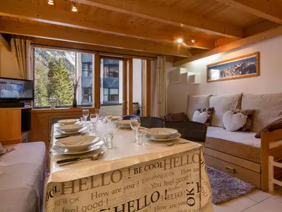 Wohnzimmer mit Balkon