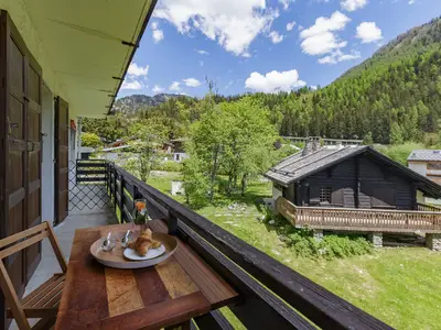 Essen im Freien auf dem Balkon mit spektakulärem Bergblick