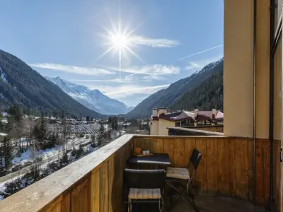 Sonnige Aussicht vom Balkon