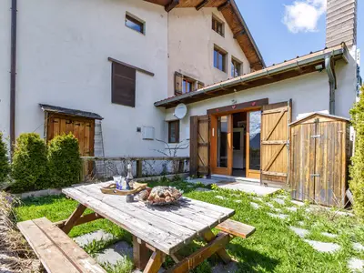 Schöner sonniger Garten mit Bergblick