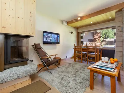 Gemütliches Wohnzimmer mit Kamin und HDTV