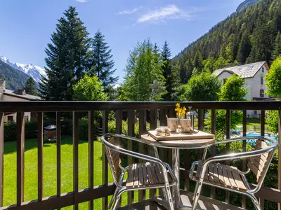 Sonniger privater Balkon mit Blick auf den Mont Blanc
