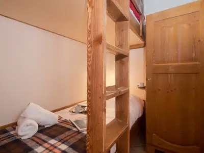 Kleines Raum mit Hochbett